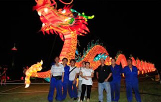 Checking the lighting lanterns. - Chinese Lantern Craft Checking the lighting lanterns. - Chinese Lantern Craft